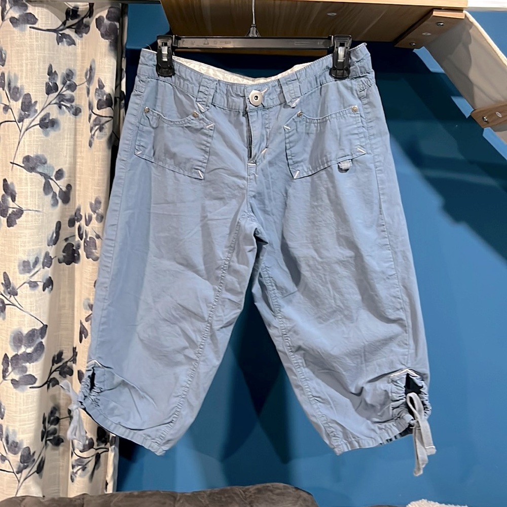 Cute low-rise four pocket capri’s with ruched side ties